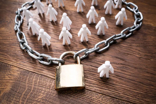 Person Figures Surrounded Chain One Person Wooden Table — Stock Photo, Image