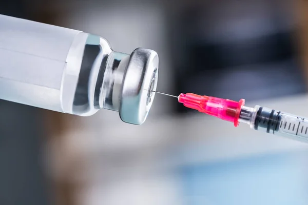Gros Plan Sur Remplissage Seringue Vaccin Clinique — Photo