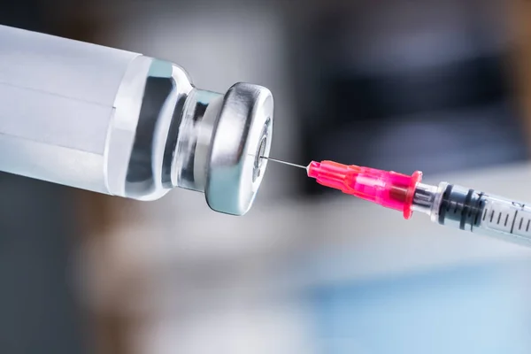 Close Filling Vaccine Syringe Clinic — 스톡 사진