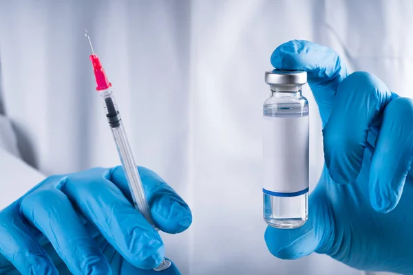 Close Seringa Vacina Retenção Mão Médico — Fotografia de Stock