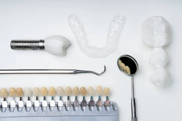 Clear Aligner Shade Matching Implantat Und Brücke Über Weißem Hintergrund — Stockfoto