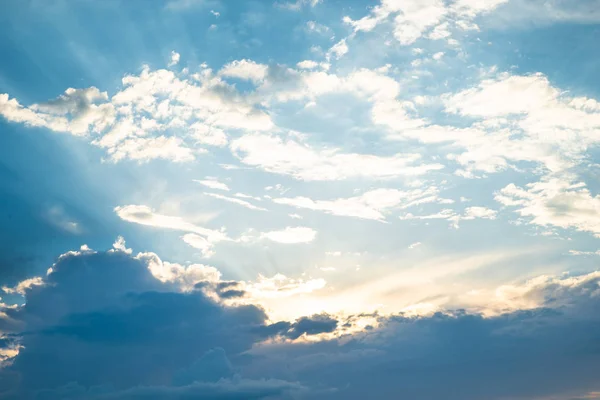 Foto Des Dramatischen Himmels Mit Wolken Bei Sonnenuntergang — Stockfoto