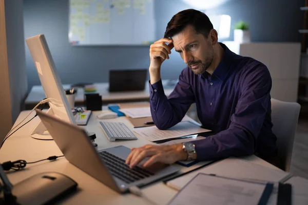 Contable Estresado Sentado Con Cabeza Mano Mientras Trabaja Hasta Tarde — Foto de Stock