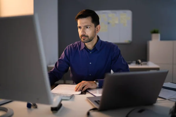 Hombre Negocios Adulto Que Trabaja Hasta Tarde Escritorio Oficina —  Fotos de Stock