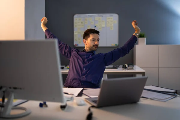 Ευτυχισμένος Νέος Επιχειρηματίας Απλώνει Χέρια Του Στο Γραφείο — Φωτογραφία Αρχείου
