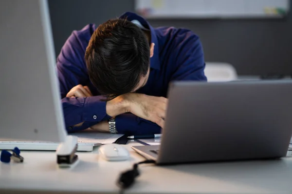 Moe Zakenman Slapen Terwijl Berekening Van Kosten Bij Balie Kantoor — Stockfoto