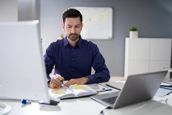 Primer Plano Nota Escritura Mano Hombre Negocios Con Pluma Diario — Foto de Stock