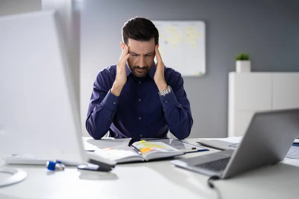 Hombre Sufriendo Dolor Cefalea Trabajando Oficina Sobre Escritorio —  Fotos de Stock