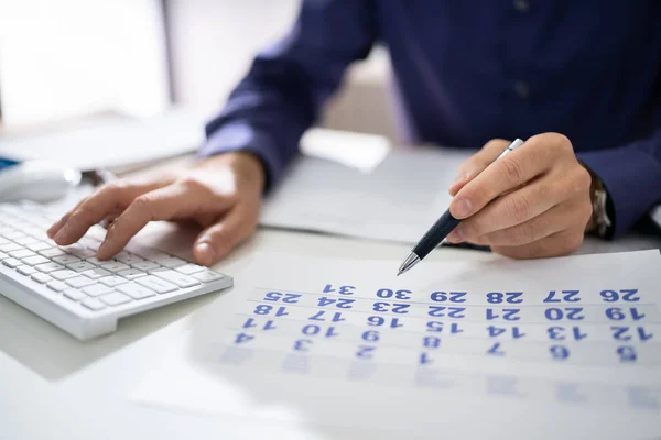 Empresario Marcando Una Fecha Calendario Lugar Trabajo — Foto de Stock