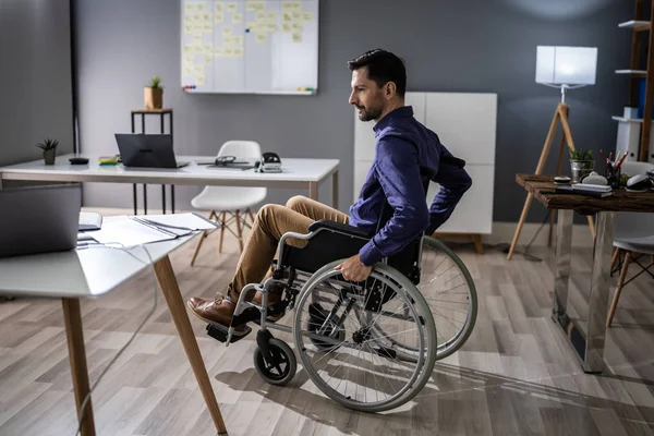 Närbild Affärsman Som Sitter Rullstol Office — Stockfoto