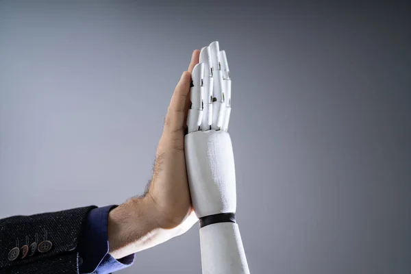 Крупним Планом Робот Людина Дає Високі Ять Цифровому Тлі — стокове фото