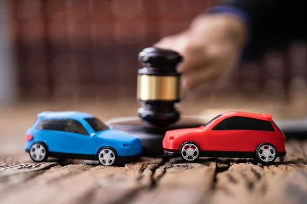 Dois Carros Frente Gavel Mallet Juiz Golpeando Mallet — Fotografia de Stock