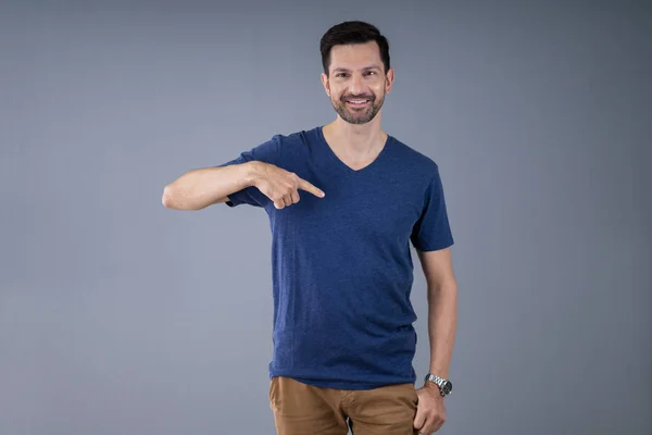 Sorrindo Homem Casuals Apontando Para Shirt — Fotografia de Stock