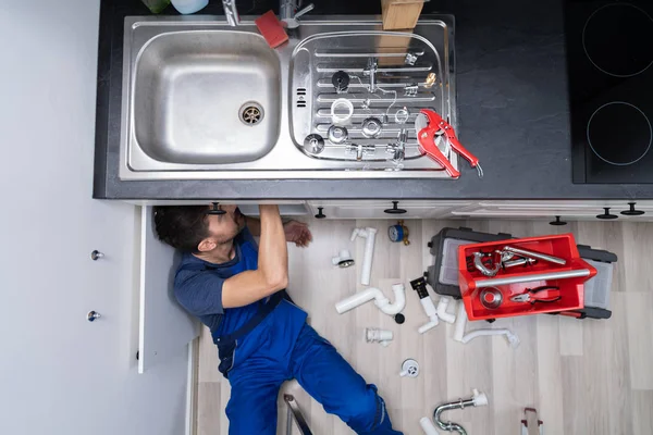 Korkea Kulma Näkymä Mies Putkimies Yleistä Vahvistamisesta Sink Pipe — kuvapankkivalokuva