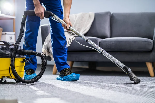 Foto Karpet Pembersih Petugas Kebersihan Dengan Pembersih Vacuum — Stok Foto