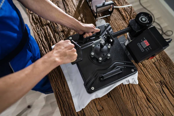 Mann Bedruckt Shirt Werkstatt — Stockfoto