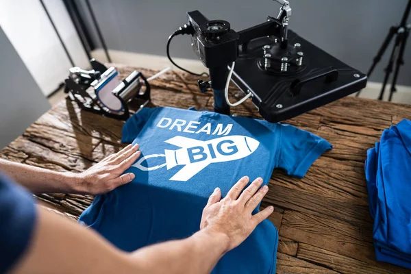 Mann Bedruckt Shirt Werkstatt — Stockfoto