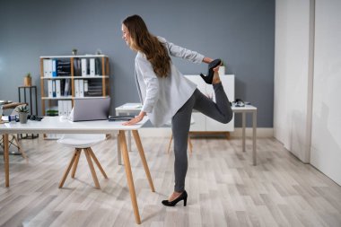 Fatura Yoga yaparken bilgisayarda arıyorum genç iş kadını