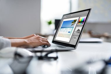 Bilgisayarda Office fotoğraf düzenleme bir tasarımcının el Close-Up