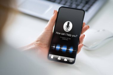 Cep telefonu tutan kadının kesilmiş görüntüsü. Size nasıl yardımcı olabilirim? Metin