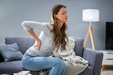 Koltukta otururken sırtı ağrıyan olgun kadın