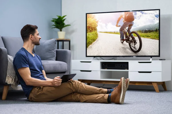 Man Streaming Chaîne Télévision Par Connexion Sans Fil Sur Tablette — Photo