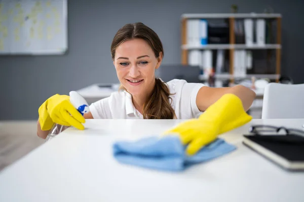 Jonge Werknemer Schoonmaak Bureau Met Lompen Het Kantoor — Stockfoto