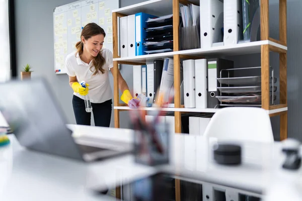 Jonge Werknemer Schoonmaak Bureau Met Lompen Het Kantoor — Stockfoto