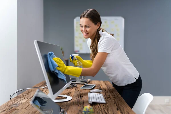 Jonge Werknemer Schoonmaak Bureau Met Lompen Het Kantoor — Stockfoto