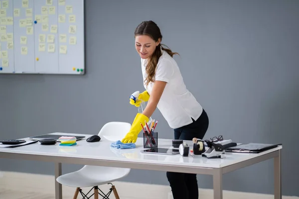 Giovane Scrivania Pulizia Dei Lavoratori Con Tappeto Ufficio — Foto Stock