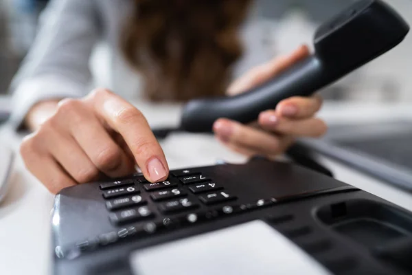 Nahaufnahme Der Hand Einer Geschäftsfrau Beim Telefonieren Festnetz — Stockfoto