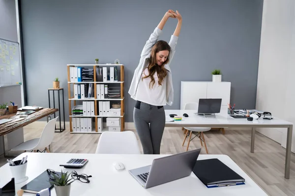 Joven Empresaria Estirando Sus Brazos Escritorio — Foto de Stock