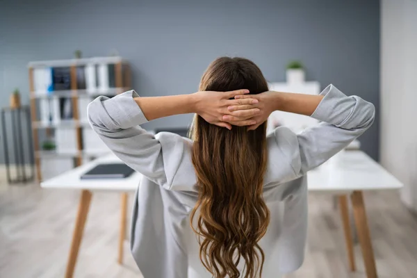 Närbild Ung Affärskvinna Stretching Hennes Armar Arbetsplatsen — Stockfoto