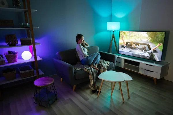 Jovem Mulher Sentada Tapete Assistindo Filme Televisão Casa — Fotografia de Stock