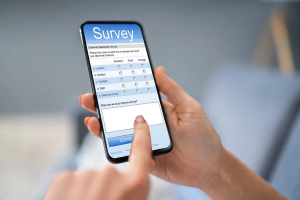 Närbild Person Fylla Online Survey Form Mobiltelefon — Stockfoto