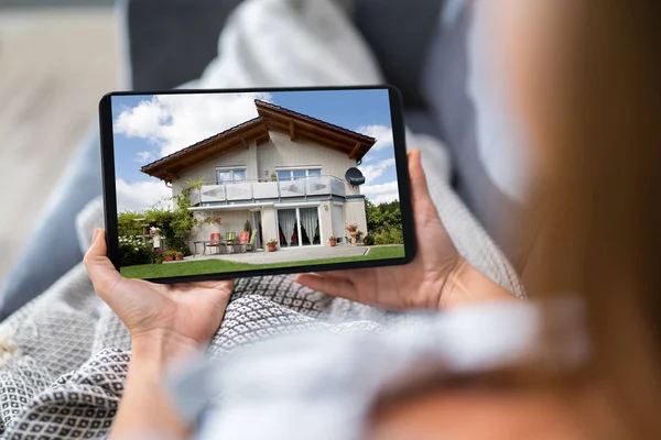 Junge Frau Sucht Sich Neues Haus Auf Digitalem Tablet Aus — Stockfoto