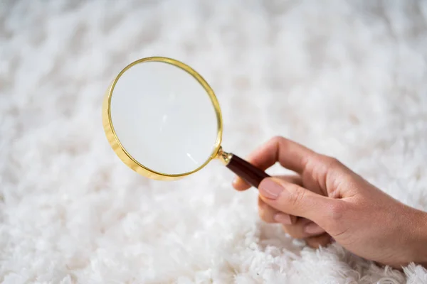 Jong Vrouw Zoek Naar Tapijt Met Vergrootglas — Stockfoto