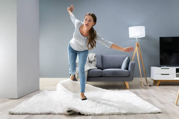 Foto Mulher Tropeçando Com Tapete Sala Estar Casa — Fotografia de Stock