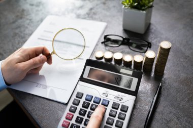 Denetçi el Büyüteç çim kullanarak faturasını kontrol. Vergi sahtekarlık soruşturma kavramı