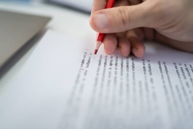 Kağıt TanınAn Metin Denetimi Sırasında Kırmızı Kalem İşaretleme Hatasının Yakın Çekim