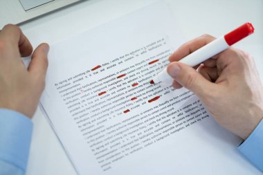 Kağıt TanınAn Metin Denetimi Sırasında Kırmızı Kalem İşaretleme Hatasının Yakın Çekim