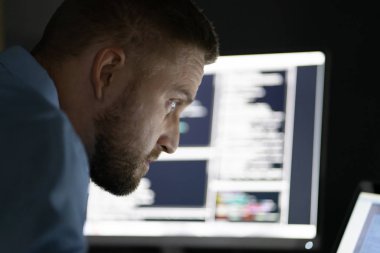 Çoklu Bilgisayar Ekranında Geç Saatlere Kadar Çalışan Programcı