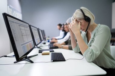 Genç işkadını Office masa başında oturan depresif
