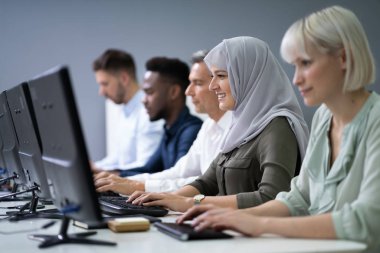 Genç İşadamları bilgisayarda çalışma grubu