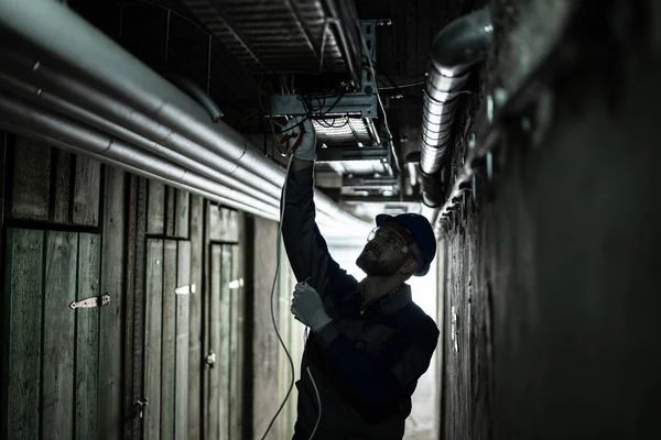 Erkek Elektrikçinin Silueti Bodruma Işık Kuruyor — Stok fotoğraf