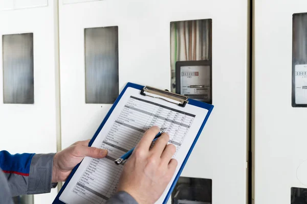 Close Van Een Technicus Handschrift Lezen Van Meter Het Klembord — Stockfoto