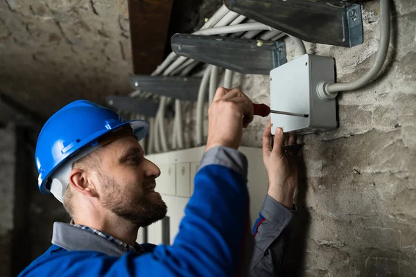 Gros Plan Boîte Câble Ouverture Jeune Technicien Masculin Avec Tournevis — Photo