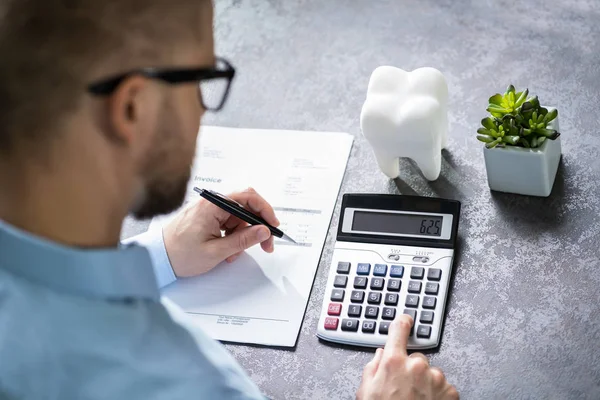 Close Van Witte Tand Bureau Voor Man Berekening Bill Met — Stockfoto