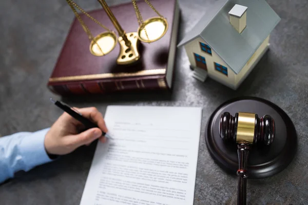 Close Judge House Model Gavel Writing Paper Desk — 스톡 사진