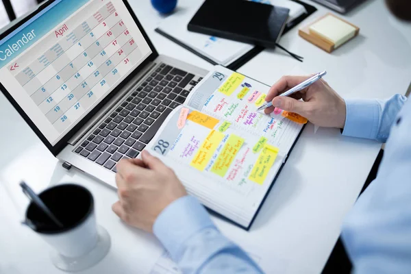 Primer Plano Del Horario Redacción Hombres Negocios Calendario Diario Escritorio —  Fotos de Stock